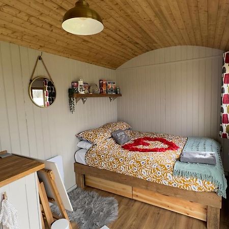 Shepherds Hut At Cedar Gables Lamberhurst Exterior foto